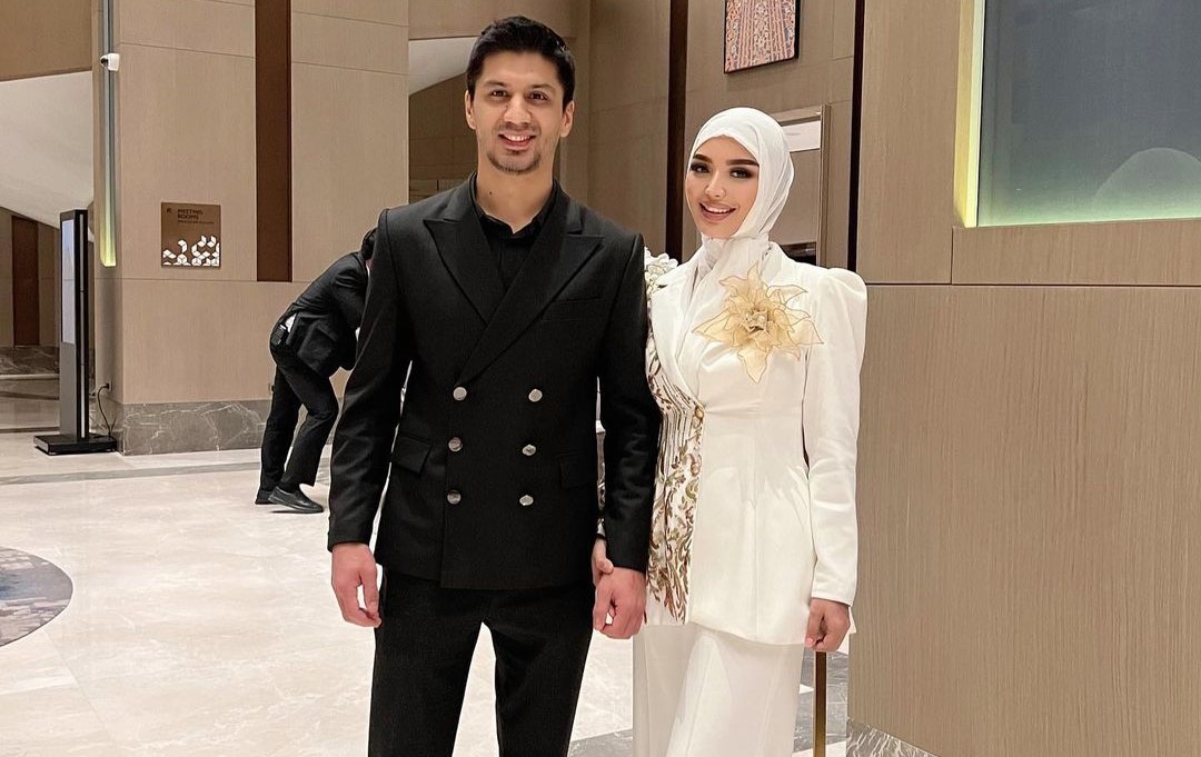 Voyaga etuk mushuk bilan toldirilgan